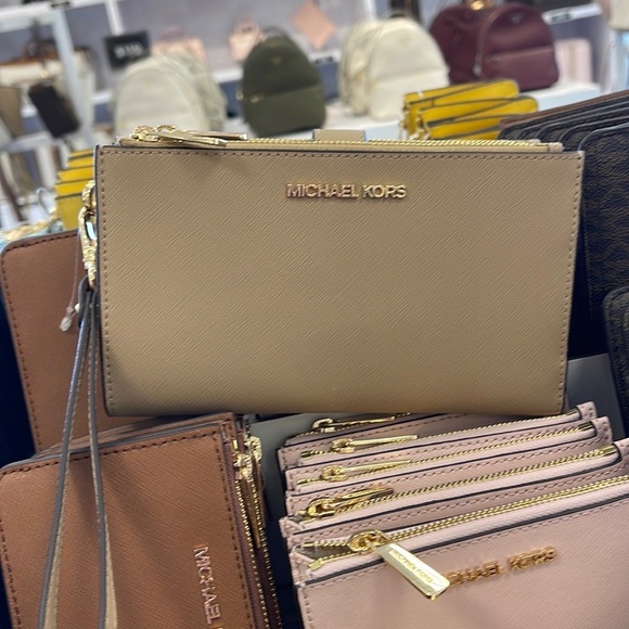MICHAEL KORS LARGE DOUBLE ZIP WRISTLET WALLET PHONE CASE CLUTCH 
Camel
NWT - Picture 13 of 16